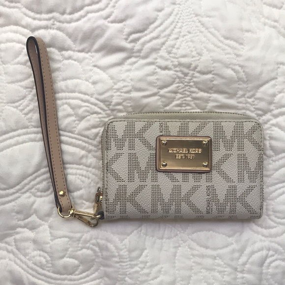 Michael Kors Handbags - Michael Kors Wristlet